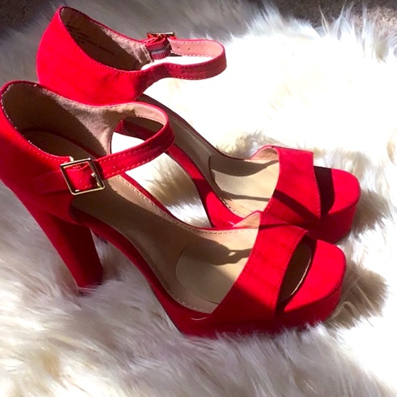 Red heels - Picture 2 of 4